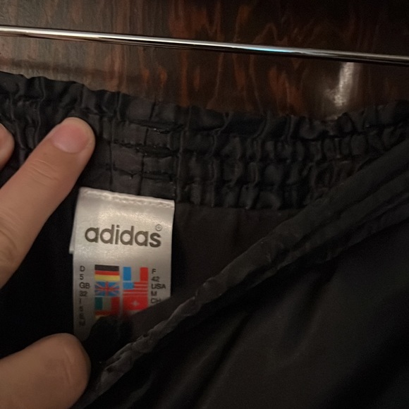 Vintage adidas shorts w/ back pocket. Inner drawstring. Excellent cond. - Picture 3 of 4